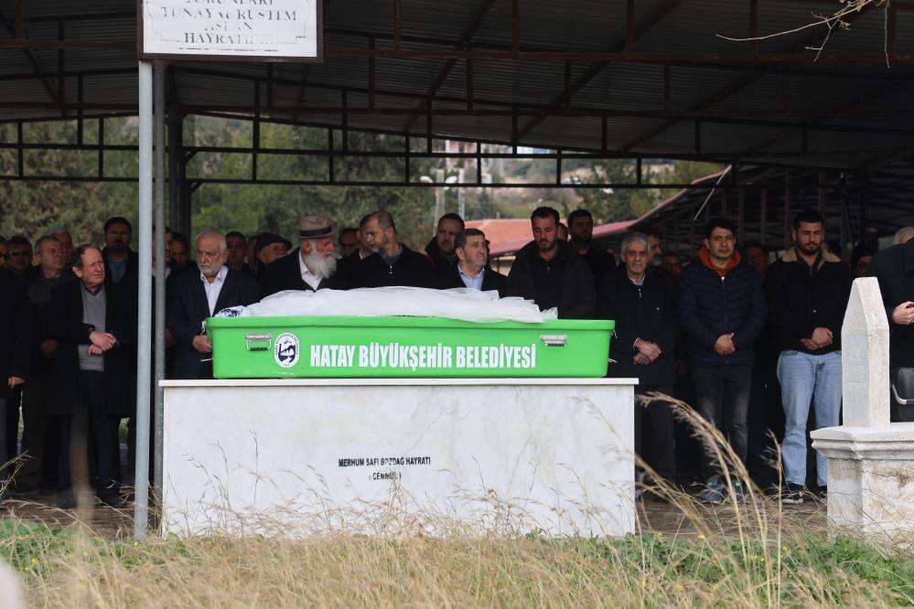 Ablasının öldürdüğü 17 yaşındaki Eylül gelinliğiyle toprağa verildi 6